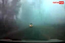 سفر در جاده ای مه آلود